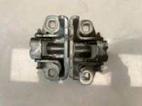 Лот: 21702455. Фото: 2. кронштейн двери Nissan Terrano... Автозапчасти
