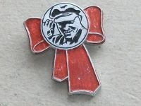 Лот: 20072203. Фото: 2. Значок Ленин красный бант в кепке... Значки, медали, жетоны