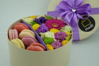 Лот: 6924003. Фото: 2. FlowerBox с макарунами (хризантема... Цветы, букеты