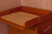 Лот: 1032505. Фото: 2. Комод с пеленальным столиком с... Детская мебель