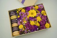 Лот: 6947517. Фото: 3. FlowerBox с макарунами (гербера... Сувениры, подарки