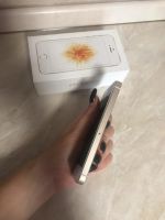 Лот: 13008083. Фото: 4. Apple iPhone SE 16Gb Gold. Хорошее...