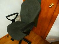 Лот: 12047546. Фото: 2. Кресло офисное серое металло-каркасное... Офисная мебель и домашние кабинеты