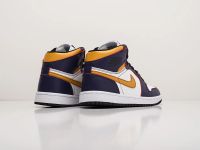 Лот: 17561577. Фото: 3. Кроссовки Nike Air Jordan 1 Mid. Одежда, обувь, галантерея