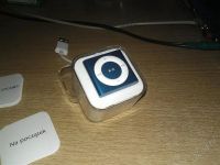 Лот: 2882138. Фото: 3. Ipod Shuffle 5th Gen 2GB Blue. Бытовая техника