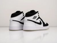 Лот: 24979414. Фото: 2. Кроссовки Nike Air Jordan 1 Mid. Мужская обувь