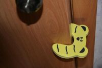 Лот: 3193123. Фото: 2. ограничитель дверей для детей... Дети растут