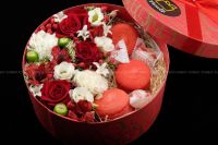 Лот: 7473904. Фото: 3. FlowerBox с макарунами (роза... Сувениры, подарки