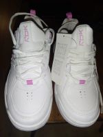 Лот: 18371037. Фото: 2. Новые Reebok кожаные кроссовки. Женская обувь