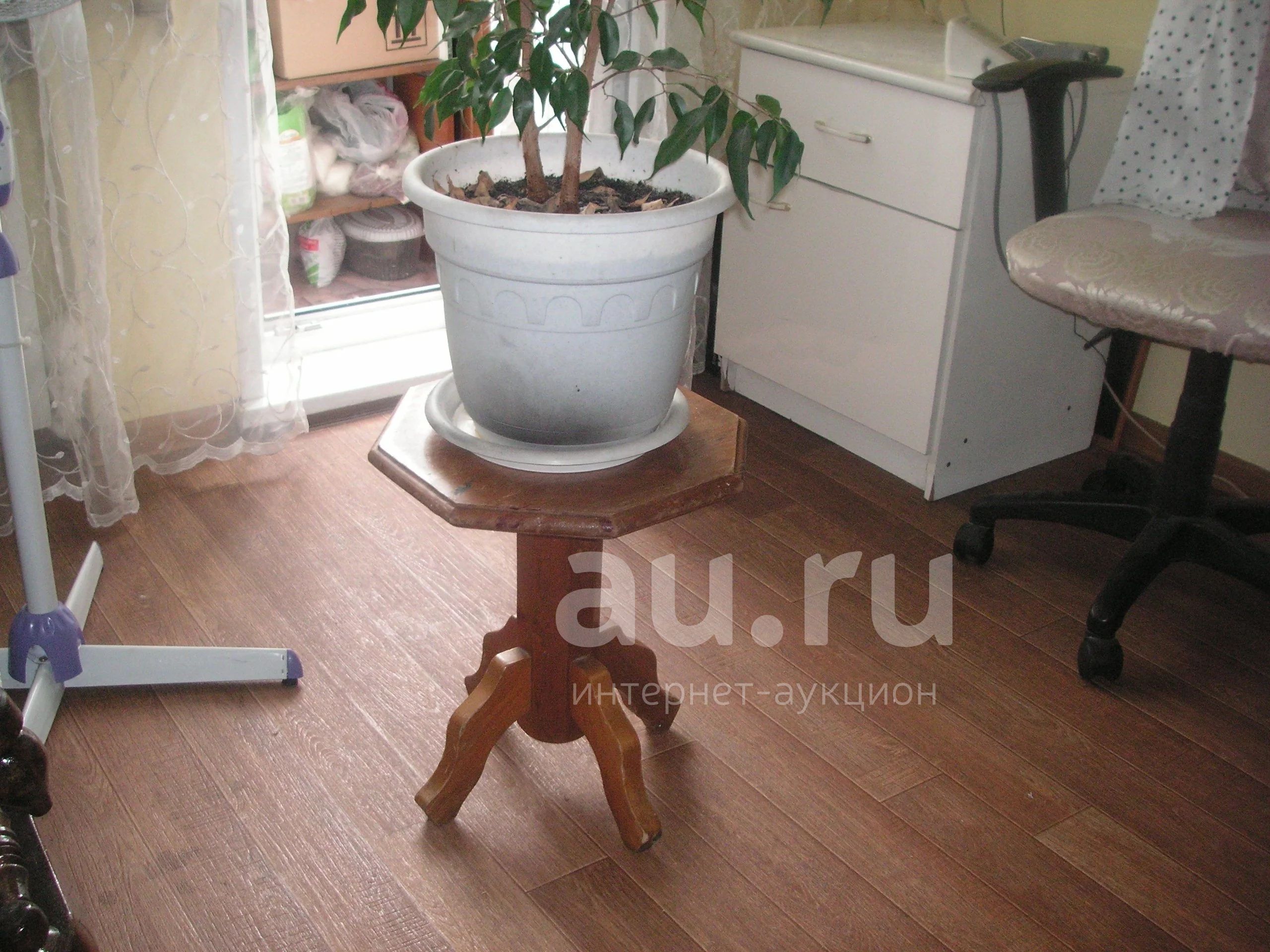 Столик-подставка для большого цветка. —  в Красноярске. Состояние .