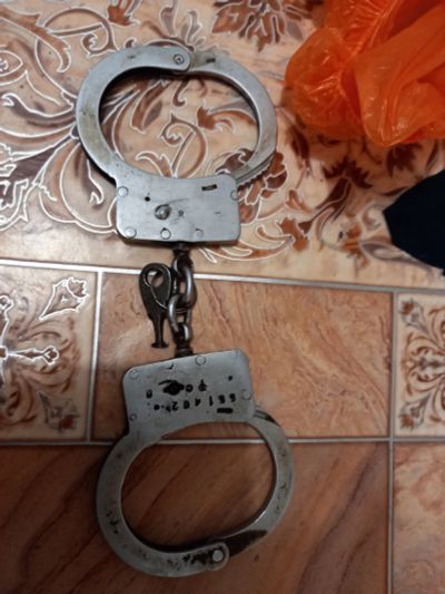 Лот: 18859789. Фото: 1. наручники металлические с ключом. Другое (туризм, охота, рыбалка, самооборона)