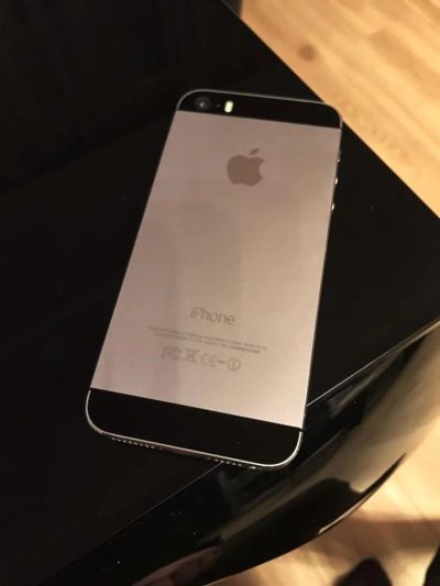 Лот: 8930424. Фото: 1. iPhone 5s black. Смартфоны