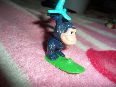 Лот: 15761116. Фото: 1. Обезьяна с бананом из Киндера. Игрушки