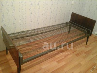 Лот: 24384303. Фото: 1. Кровать с панцирной сеткой и деревянными... Кровати