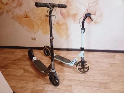 Лот: 25610548. Фото: 1. Два Самоката Oxelo Scooter Town... Роликовые коньки, скейтборды, самокаты