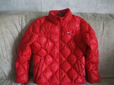 Лот: 8303412. Фото: 1. Красный пуховик Nike. Верхняя одежда