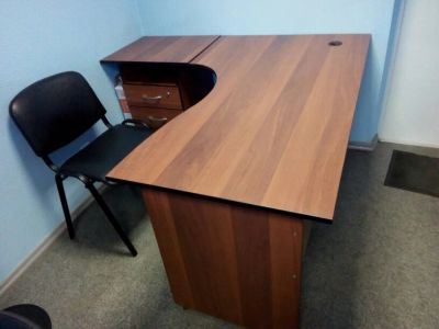 Лот: 7087502. Фото: 1. Стол офисный с тумбой. Компьютерные и письменные столы
