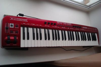 Лот: 3914123. Фото: 1. MIDI клавиатура Behringer UMX610... Клавишные
