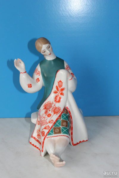 Лот: 13446878. Фото: 1. Фарфоровая статуэтка Вышивальщица. Фарфор, керамика