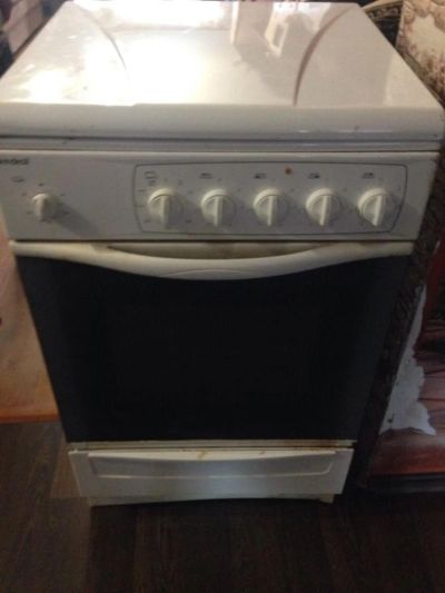 Лот: 11236343. Фото: 1. Плита Indesit 4 камфорки электрическая. Плиты, духовые шкафы, варочные поверхности