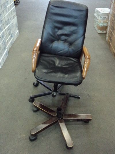 Лот: 12089168. Фото: 1. Кресло офисное кожаное под восстановление... Стулья и кресла офисные