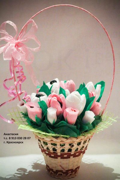 Лот: 3783496. Фото: 1. Корзинка с крокусами и розами. Букеты из конфет, игрушек