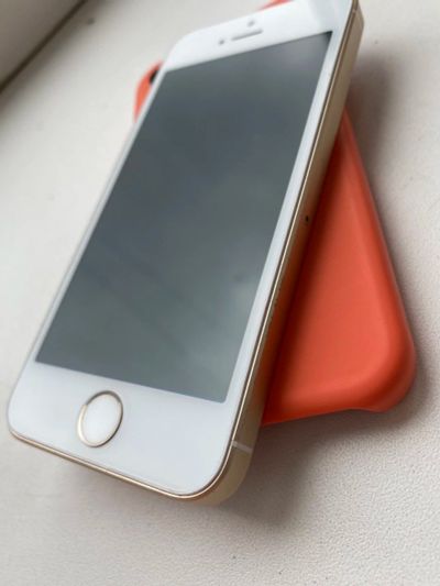 Лот: 15960910. Фото: 1. iPhone se gold. Смартфоны