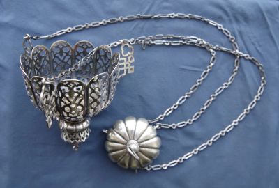 Лот: 19255519. Фото: 1. Старинная серебряная лампада в... Подсвечники, канделябры