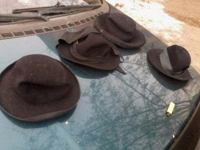 Лот: 6652906. Фото: 1. три чёрные широкополые фетровые... Карнавальные маски, шляпы, аксессуары