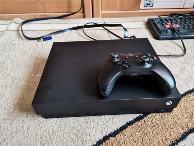 Лот: 15329117. Фото: 1. X box one X. 1 Tb. Отличное состояние... Игровые приставки, консоли
