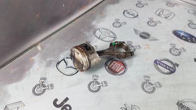Лот: 23587332. Фото: 1. Поршень с шатуном Toyota Starlet... Двигатель и элементы двигателя