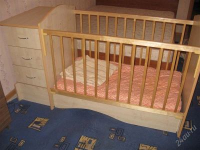 Лот: 1489435. Фото: 1. Продам детскую кроватку с тумбой-комодом. Детские кровати и кроватки