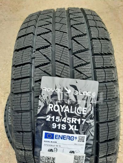 Лот: 23530126. Фото: 1. Зимняя резина 215/45 R-17 "Royal... Шины