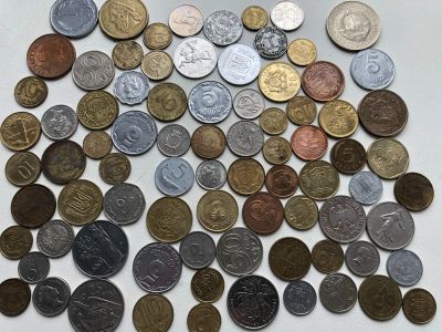 Лот: 17813925. Фото: 1. Куча иностранных монет. Наборы монет