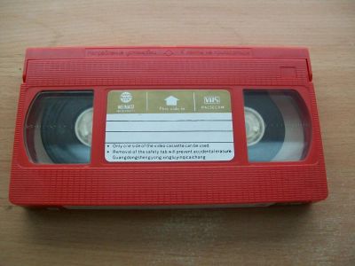 Лот: 4945311. Фото: 1. Красная видеокассета сделано в... Видеомагнитофоны