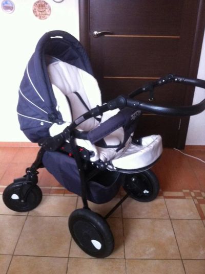 Лот: 6595233. Фото: 1. Коляска Tutis Zippy 2 в 1 (черно-белая... Коляски