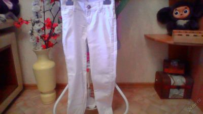 Лот: 5955838. Фото: 1. джинсы белые. Брюки, шорты, джинсы