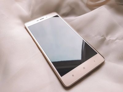 Лот: 12679915. Фото: 1. Смартфон Xiaomi redmi 3s gold... Смартфоны