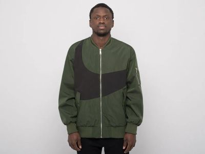 Лот: 21774671. Фото: 1. Бомбер Nike. Верхняя одежда