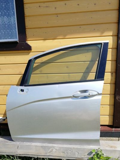 Лот: 17945271. Фото: 1. Левая передняя дверь honda fit... Кузов