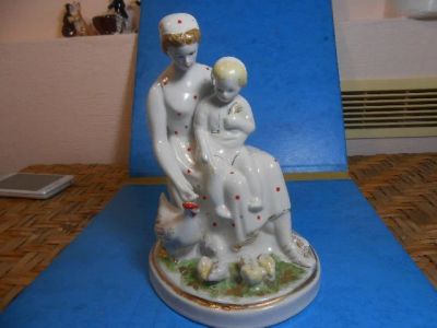 Лот: 13048624. Фото: 1. Статуэтка фарфоровая Мама с ребенком... Фарфор, керамика