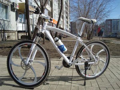 Лот: 2699841. Фото: 1. Велосипед на литых дисках BMW... Велосипеды