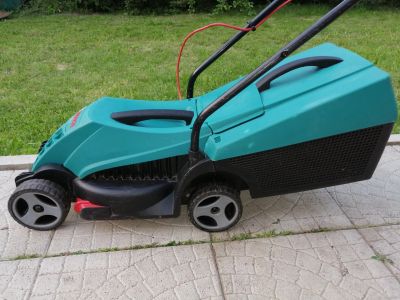 Лот: 16282330. Фото: 1. Газонокосилка BOSCH Rotak 32. Электроинструмент