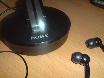 Лот: 145610. Фото: 1. Bluetooth гарнитура SONY. Кнопочные мобильные телефоны
