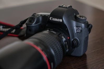 Лот: 5633334. Фото: 1. Зеркальная фотокамера Canon EOS... Цифровые зеркальные