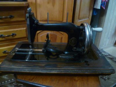 Лот: 14122055. Фото: 1. швейная машинка на реставрацию... Орудия труда