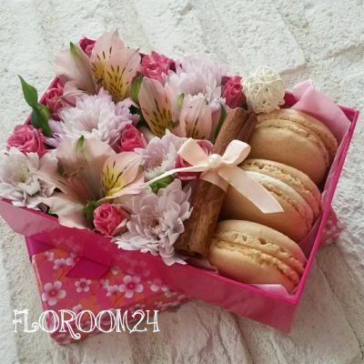 Лот: 7771301. Фото: 1. Цветочная коробочка с макаронс... Свежие цветы
