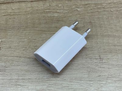 Лот: 18980264. Фото: 1. Адаптер питания Apple для USB... Зарядные устройства, блоки питания, адаптеры сетевые для смартфонов