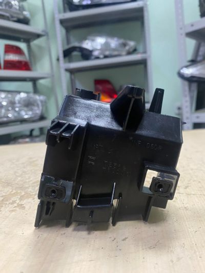 Лот: 25639503. Фото: 1. Кронштейн заднего фонаря (R) Toyota... Оптика и освещение
