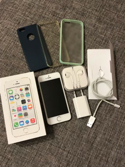 Лот: 10840539. Фото: 1. iPhone 5S 32Gb. Смартфоны